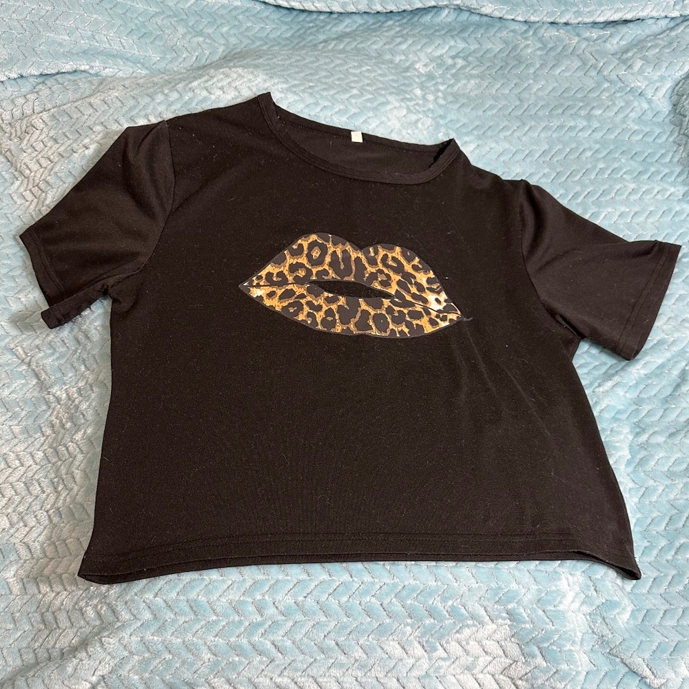 Black crewneck T-shirt w/large kissing lips in leopard print on front size small